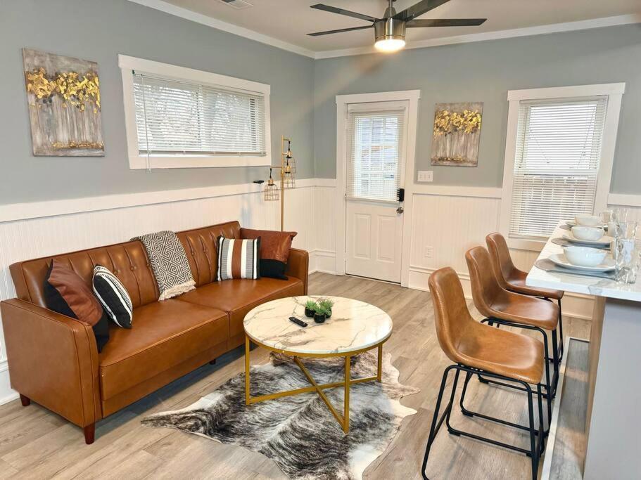 Little House On 47Th Apartment Cleveland Bagian luar foto