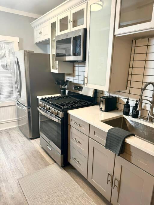 Little House On 47Th Apartment Cleveland Bagian luar foto