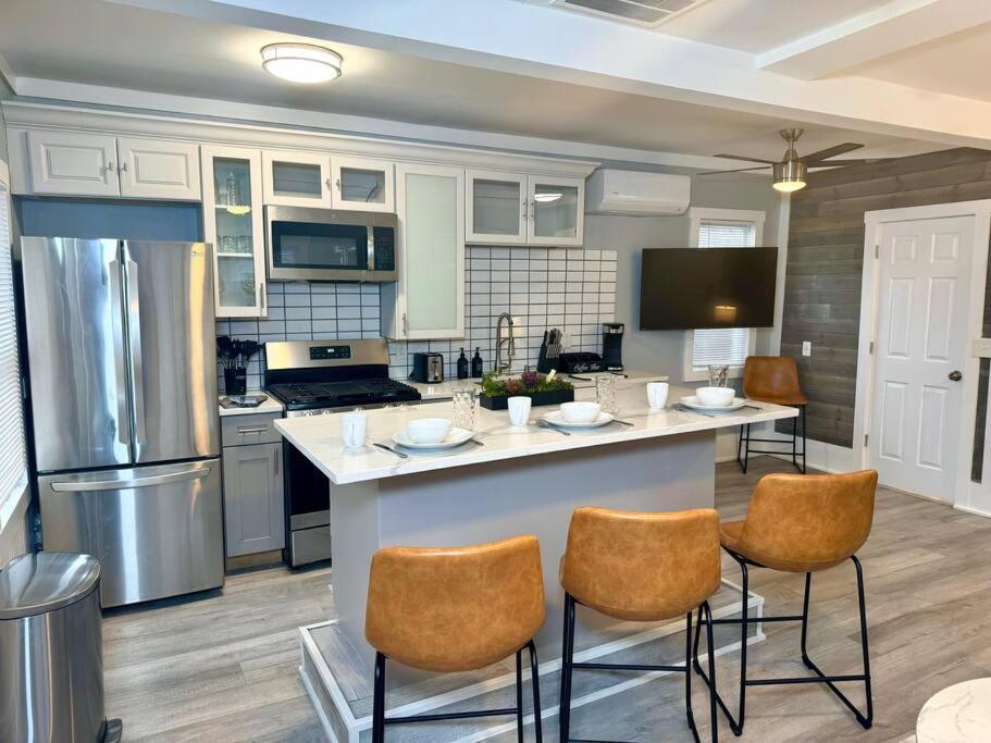 Little House On 47Th Apartment Cleveland Bagian luar foto