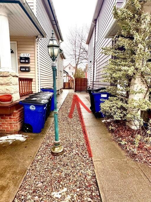 Little House On 47Th Apartment Cleveland Bagian luar foto