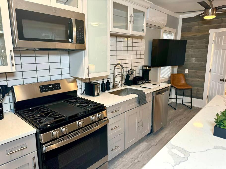 Little House On 47Th Apartment Cleveland Bagian luar foto